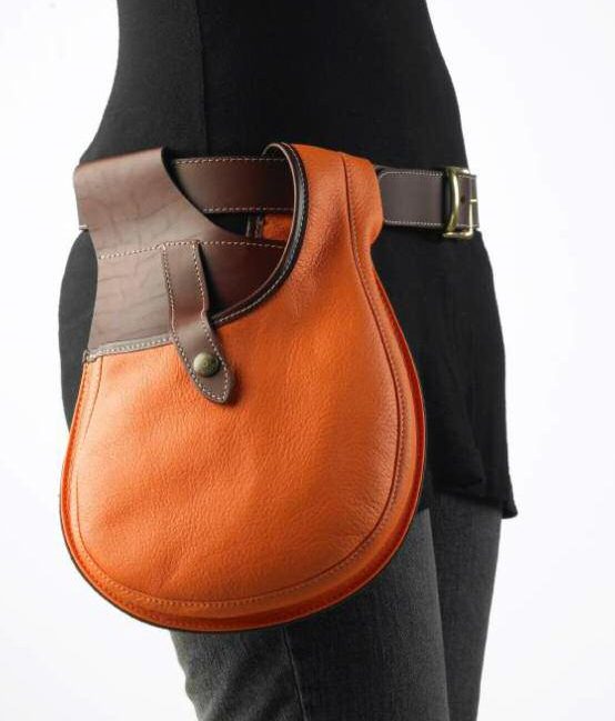 Sac besace de cuir porté à la taille
