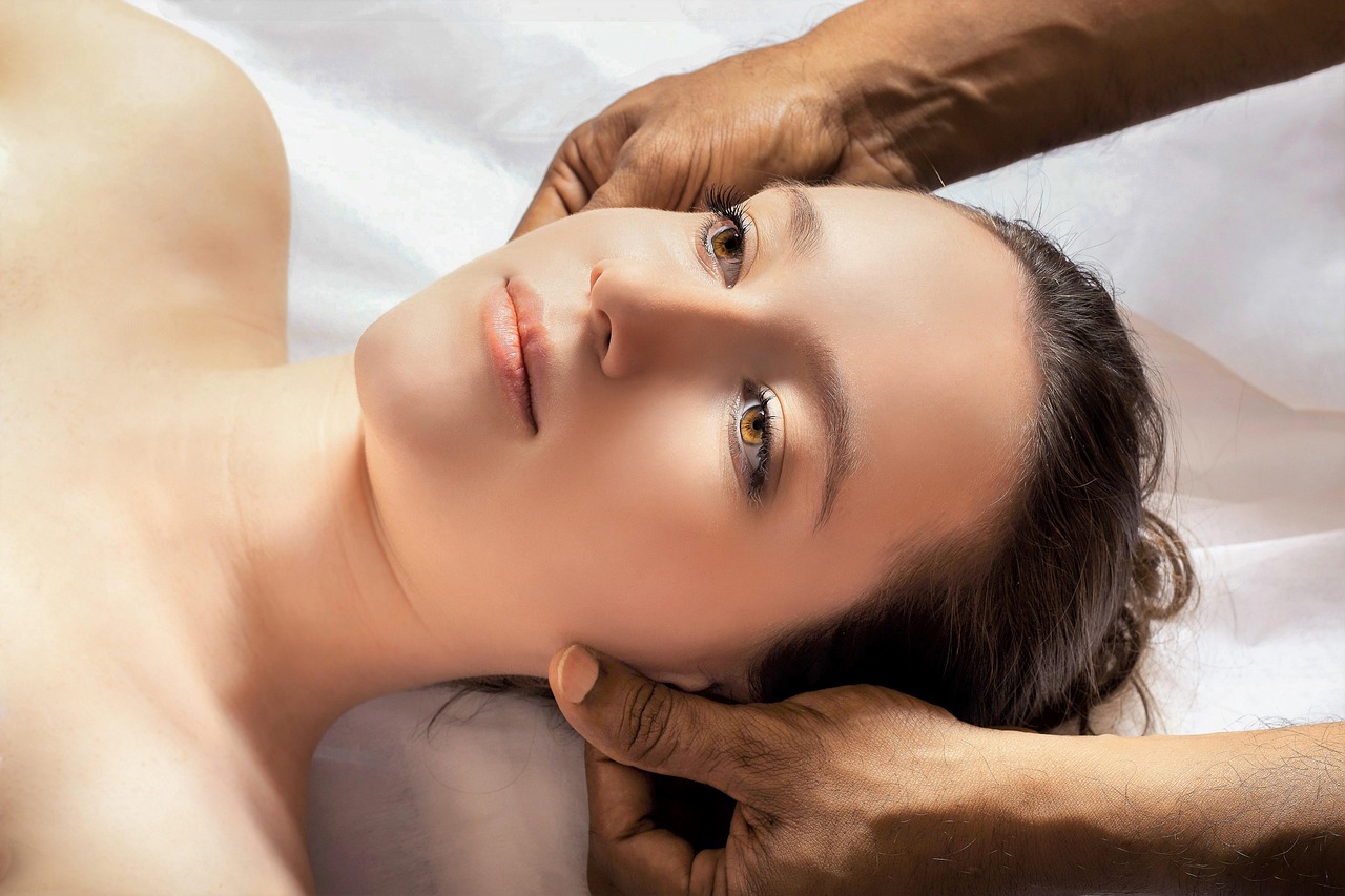 Massage du cuir chevelu chez Lanqi Spa, un rituel de relaxation inspiré des traditions chinoises.
