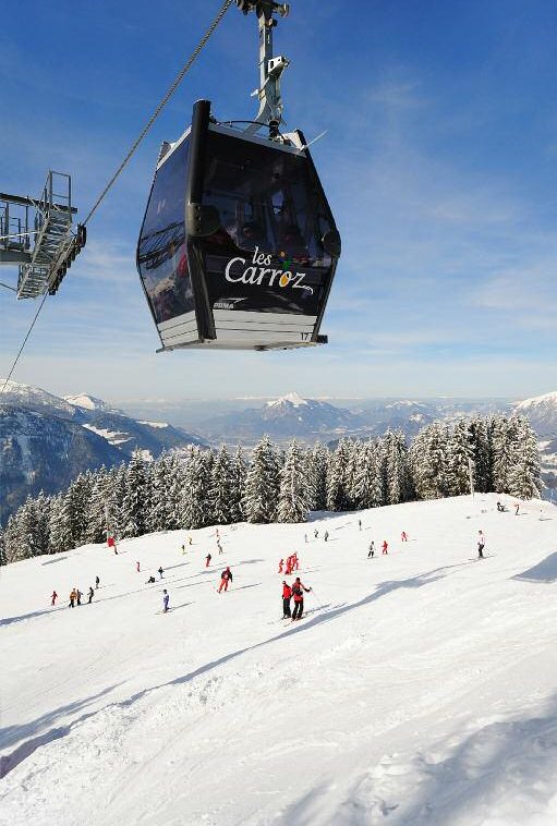 Village des Carroz-d'Arâches sous la neige, face au Mont-Blanc