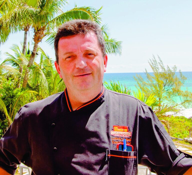 Le chef Ludovic Jarland en veste de cuisine, devant la plage