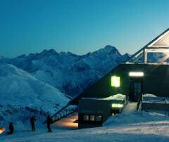 Salle d'un restaurant d'altitude avec vue sur les massifs