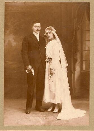 Portrait d'une femme âgée évoquant son mariage