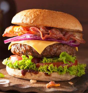 Burger maison garni de cheddar, de bacon et de salade