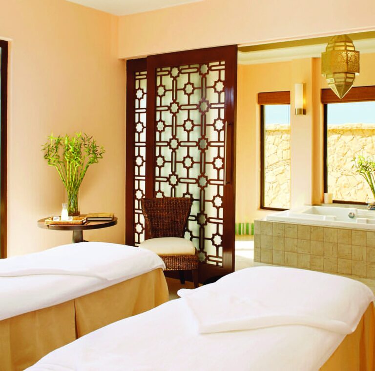 Cabine de spa à deux tables de massage, moucharabieh et baignoire