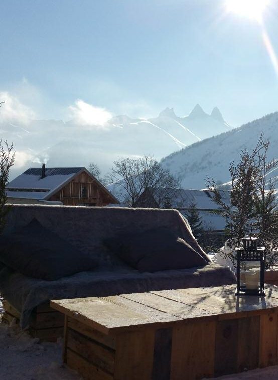 Aiguilles d'Arves dominant le domaine des Sybelles