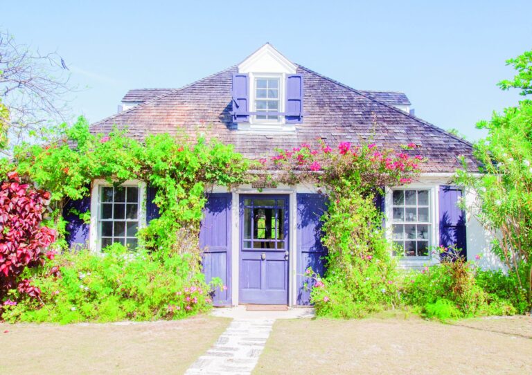 Maison coloniale aux volets bleus et aux bougainvilliers, à Eleuthéra