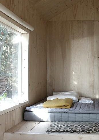 Cabane de bois posée au milieu des arbres