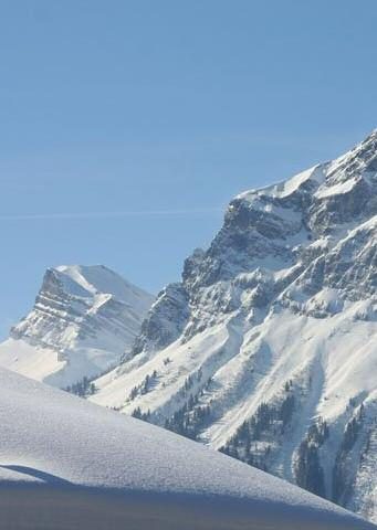 Pistes de Valberg dominant la vallée, dans les Alpes-Maritimes
