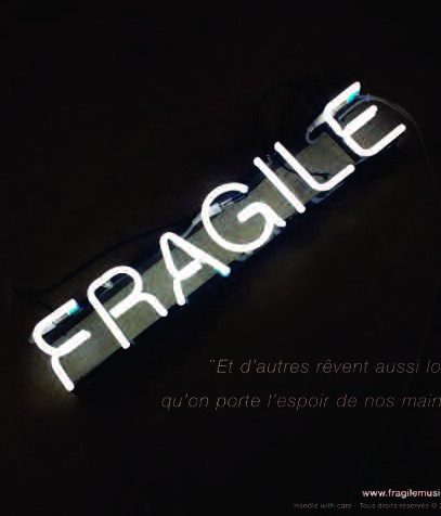 Enseigne lumineuse « Fragile », visuel du collectif