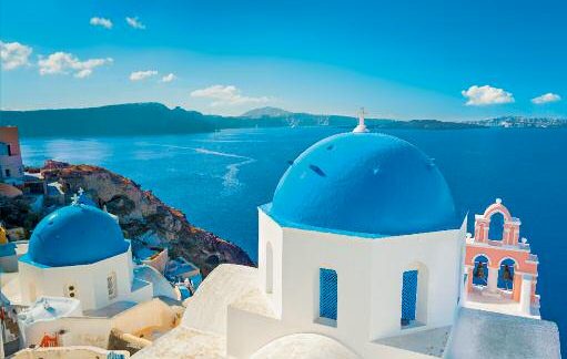 Hôtel perché sur la caldeira, en Grèce